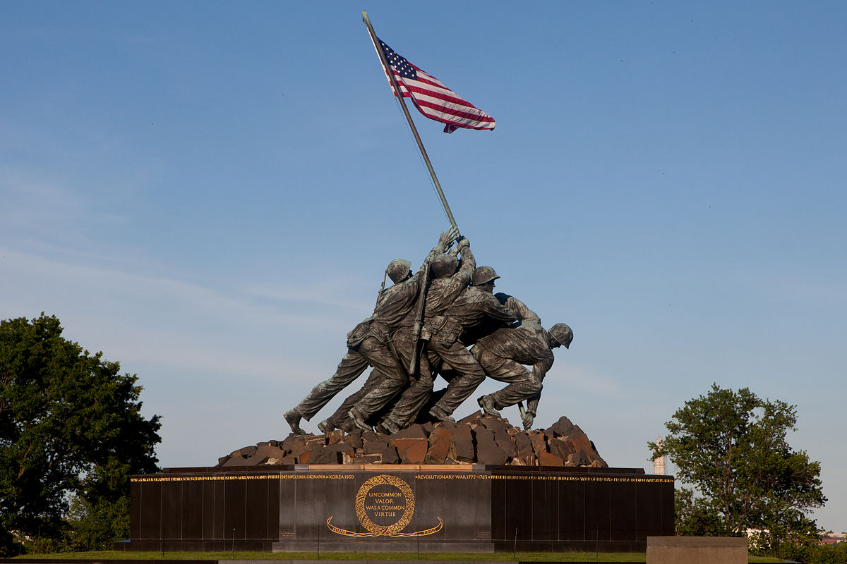 1200px-The_Marine_Corps_War_Memorial_in_Arlington,_Va.,_can_be_seen_prior_to_the_Sunset_Parade_June_4,_2013_130604-M-MM982-036.jpg